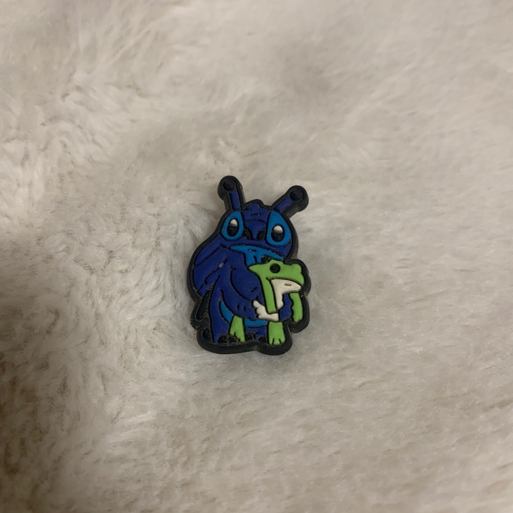 Stitch figurine/ container + 2 crocs charms - Picture 7 of 7